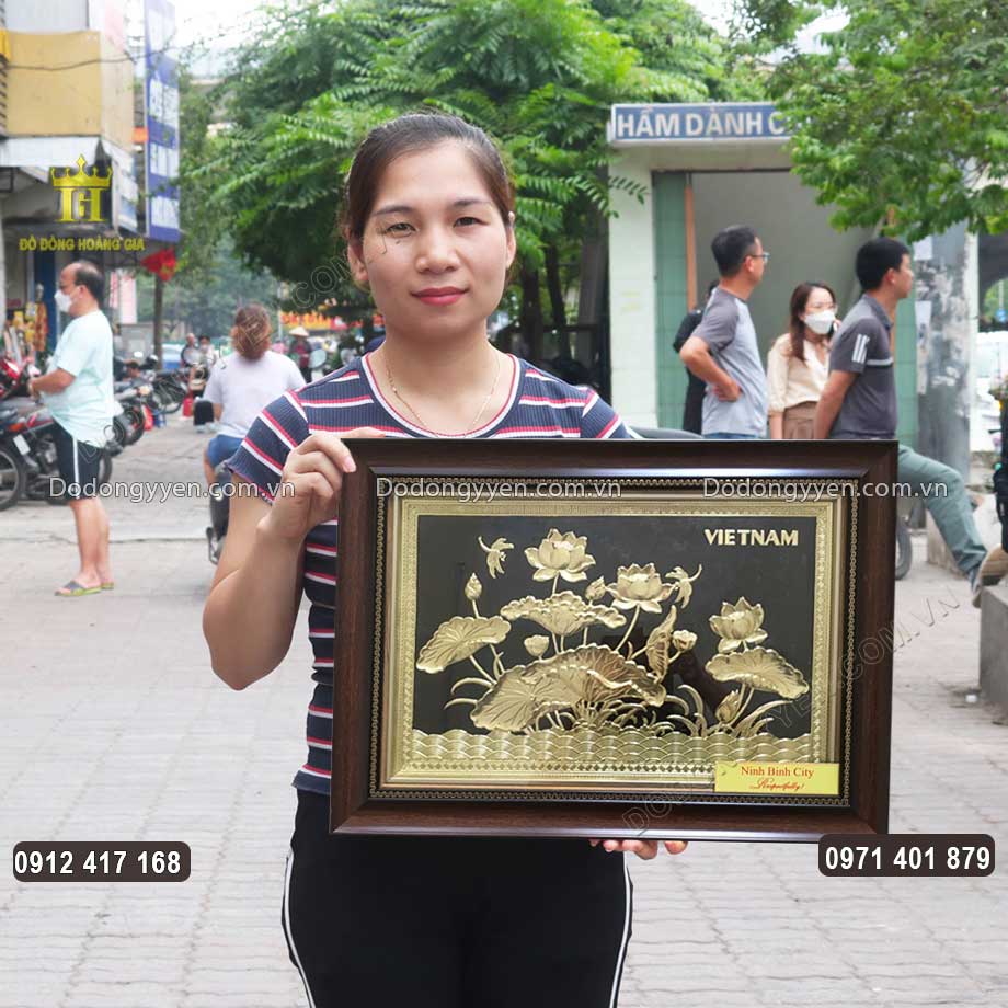 Bức Tranh Hoa Sen Bằng Đồng Vàng