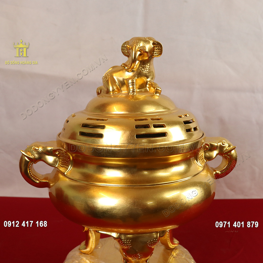 Trên đỉnh của đỉnh đồng là hình ảnh con voi được đúc vô cùng tỉ mỉ và sắc nét bởi các nghệ nhân lâu năm