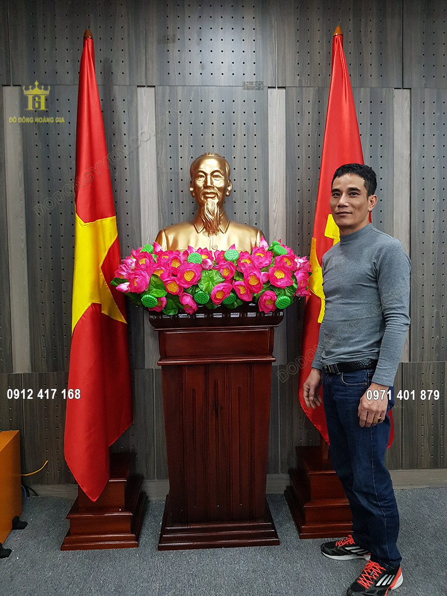 Từng đường n&eacute;t, từng chi tiết tr&ecirc;n bức tượng đều được đ&ocirc;i b&agrave;n tay t&agrave;i hoa của c&aacute;c nghệ nh&acirc;n chạm khắc v&ocirc; c&ugrave;ng sắc n&eacute;t