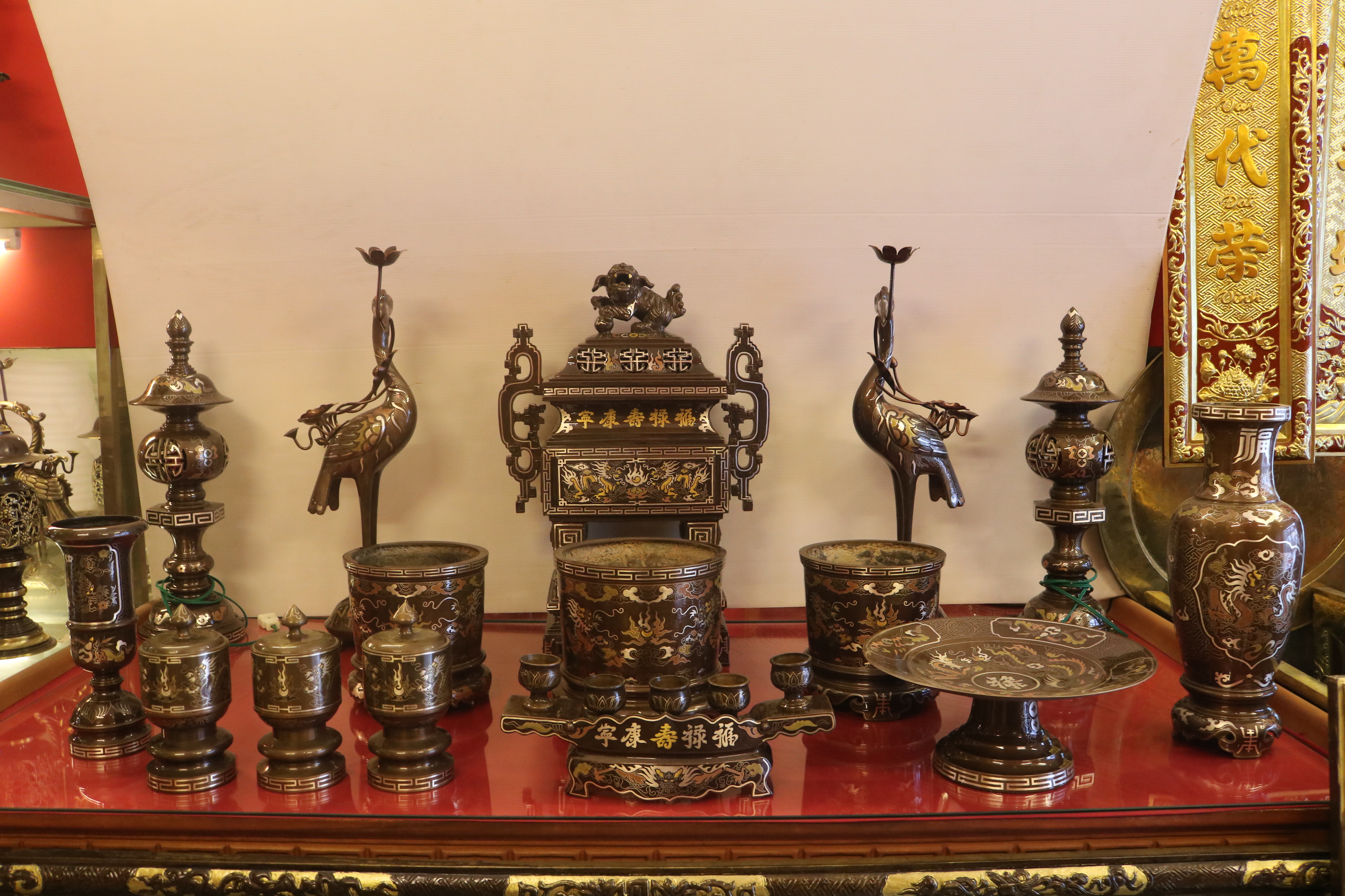 Tại sao đồ thờ bằng đồng khảm ngũ sắc lại có giá thành cao?