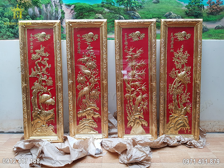 Treo tranh tứ quý đồng vàng nền đỏ thế nào để đón lộc vào nhà?