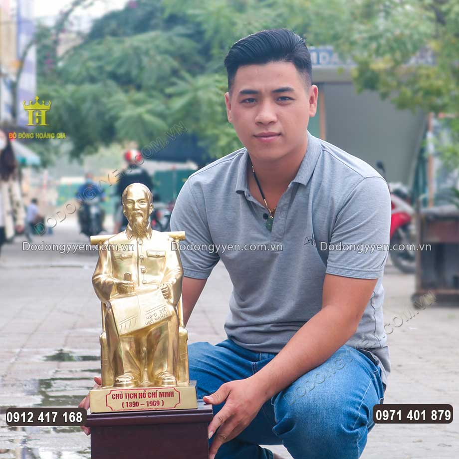 Tượng Bác Hồ Ngồi Ghế Mây Bằng Đồng Vàng Cao 42Cm