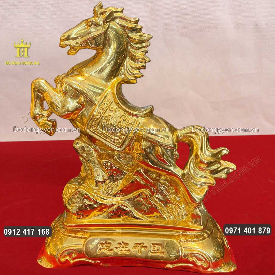 Tượng Con Ngựa Đứng Trên Ngọn Núi Trùng Điệp Dát Vàng 24K Tượng Con Ngựa Đứng Trên Ngọn Núi Trùng Điệp Dát Vàng 24K