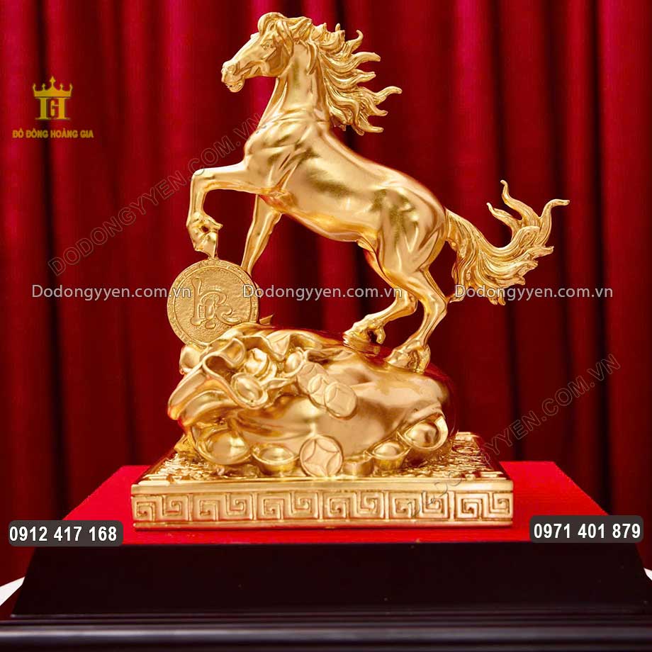 Tượng Con Ngựa Phong Thủy Chữ Lộc Dát Vàng 24K Cao 23Cm Tượng Con Ngựa Phong Thủy Chữ Lộc Dát Vàng 24K Cao 23Cm