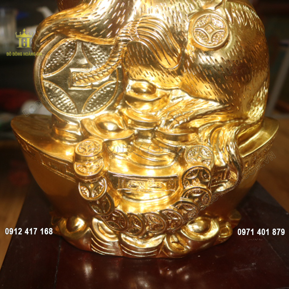 Hình tượng chú chuột ôm tiền đứng trên nén vàng được các nghệ nhân tại làng nghề đồng Ý Yên - Nam Định khắc họa vô cùng sắc nét và sinh động