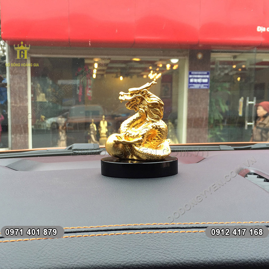 Tượng đồng con Rồng Dát Vàng 9999 đặt trên xe ô tô