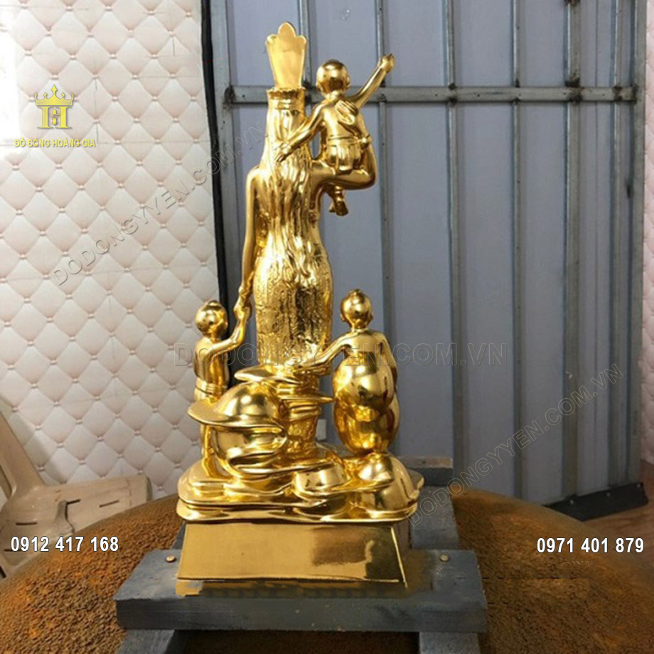 Ph&iacute;a sau lưng mẹ &Acirc;u Cơ l&agrave; h&igrave;nh ảnh những quả trứng đang chờ ng&agrave;y nở