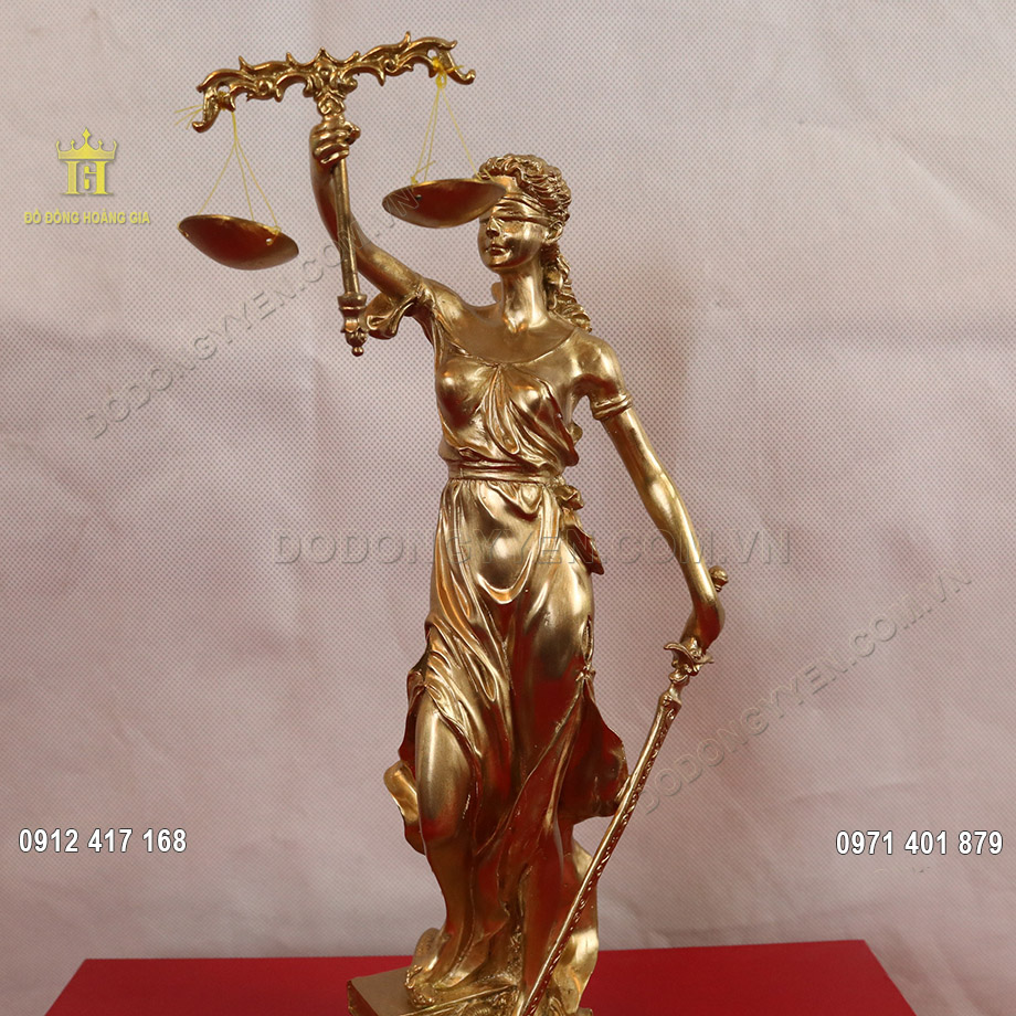 Dải băng bịt mắt tượng trưng cho sự khách quan và vô tư