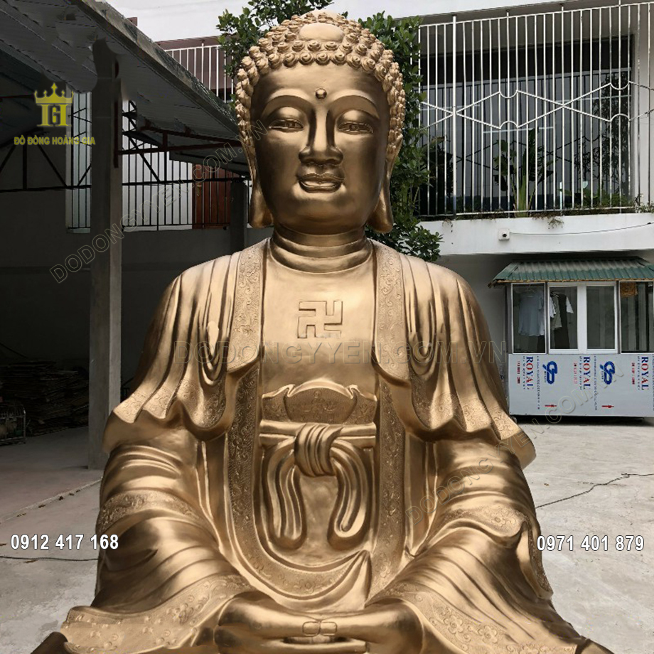 Gương mặt hiền từ của Đức Phật được các nghệ nhân chạm khắc vô cùng tỉ mỉ