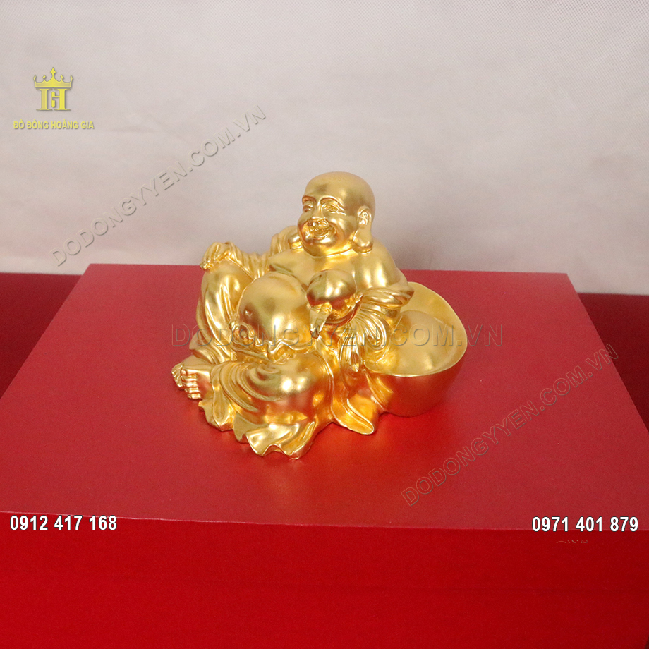 Dáng ngồi thảnh thơi, lưng tựa nén vàng của Phật được các nghệ nhân tại làng nghề đồng Ý Yên - Nam Định khắc họa vô cùng sắc nét và tỉ mỉ