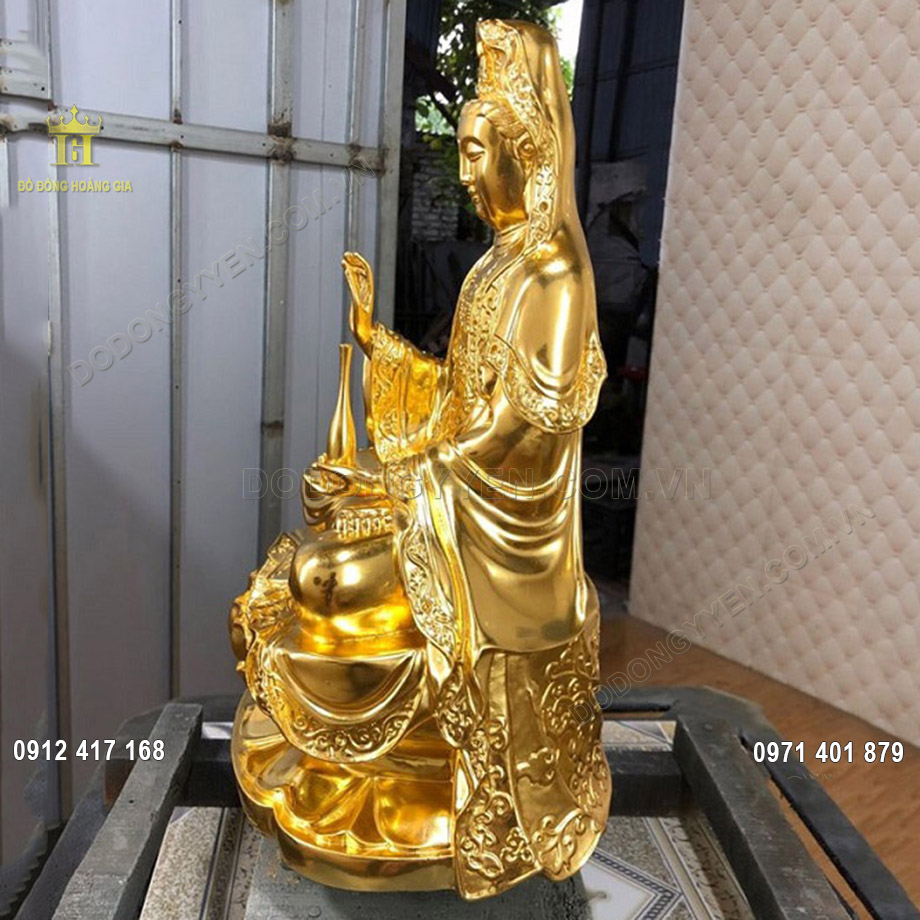 Phật Quan Âm được đúc theo thế ngồi trên tòa hoa sen vô cùng đẹp và sắc nét