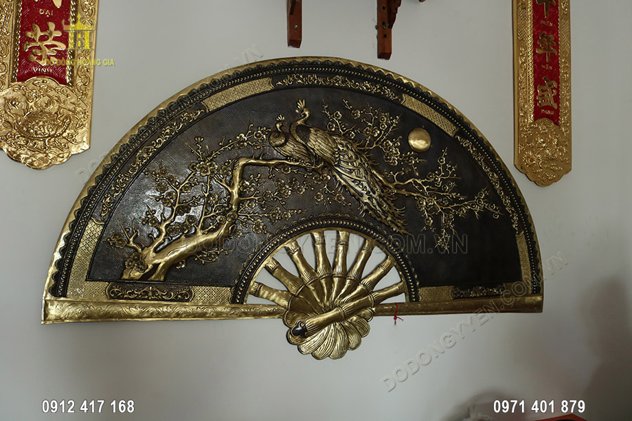 Ý nghĩa và cách treo tranh quạt công mai bằng đồng hun