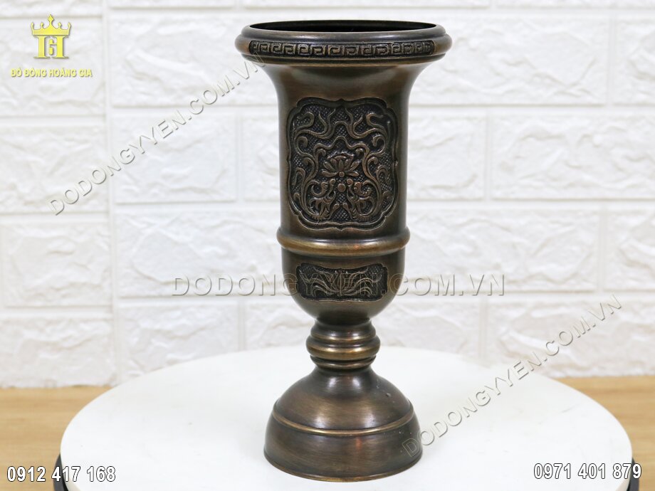 Ống cắm hương được đúc thủ công bằng nguyên liệu đồng vàng
