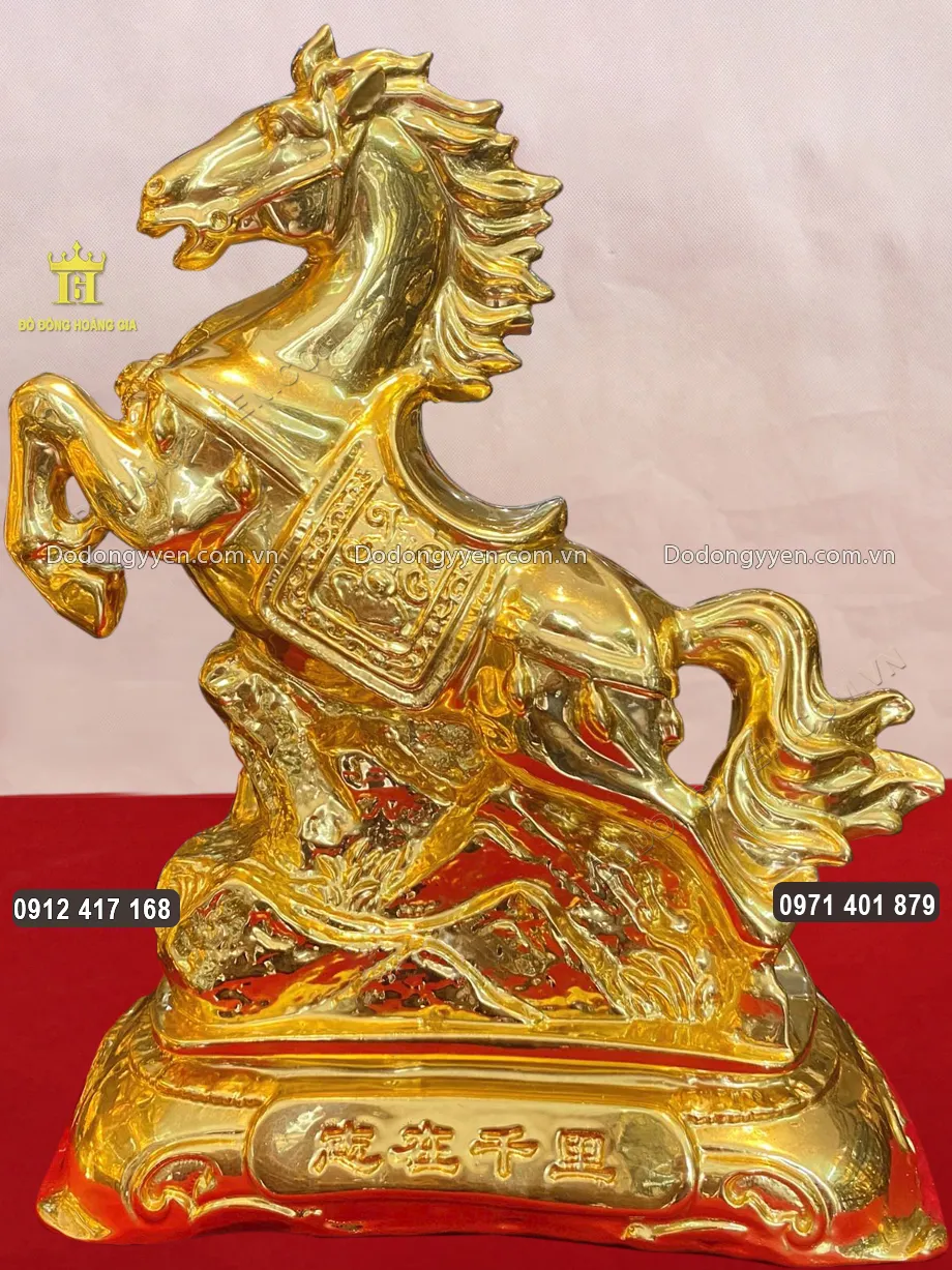 Tượng Con Ngựa Đứng Tr&ecirc;n Ngọn N&uacute;i Tr&ugrave;ng Điệp D&aacute;t V&agrave;ng 24K