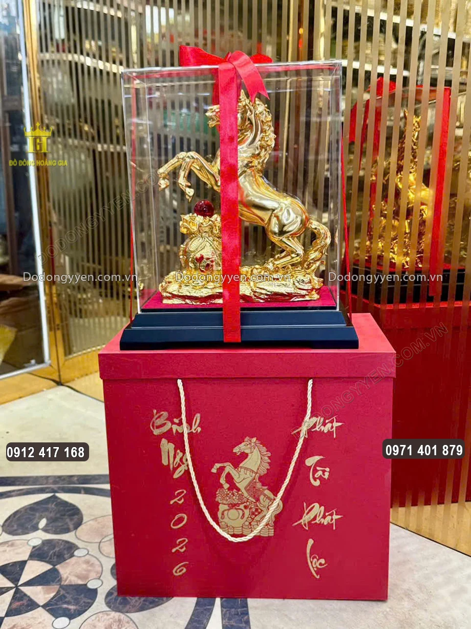 Tượng linh vật ngựa năm Bính Ngọ 2026