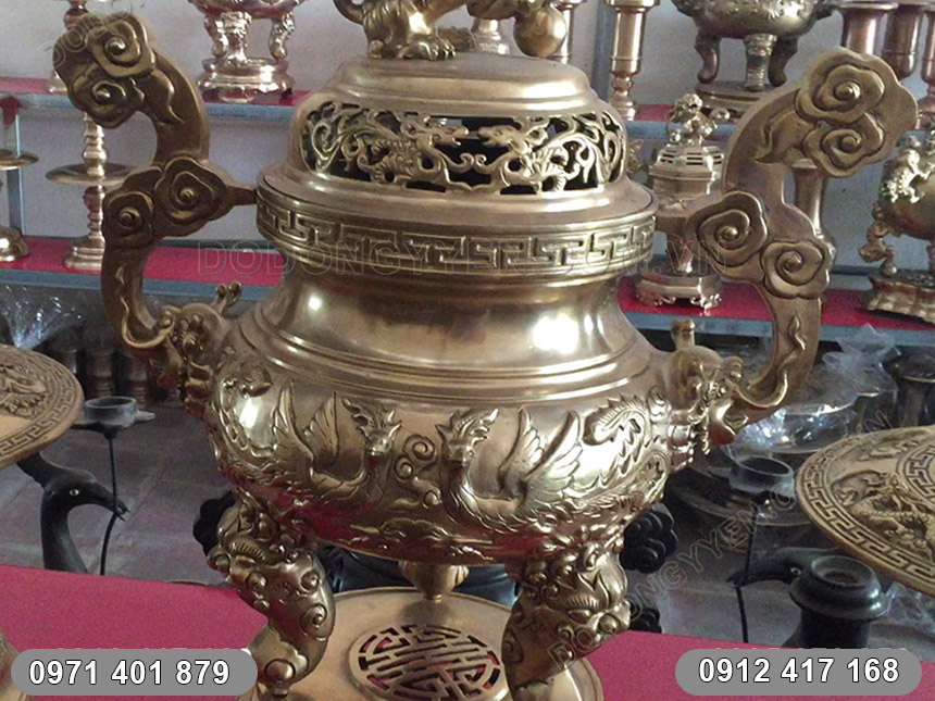 Mặt sau đỉnh đồng
