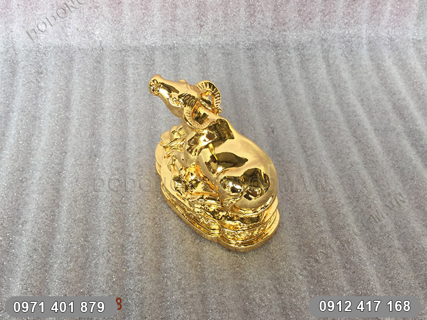 Trâu Mạ Vàng 24K được đúc bằng đồng thau nguyên chất Trâu Mạ Vàng 24K