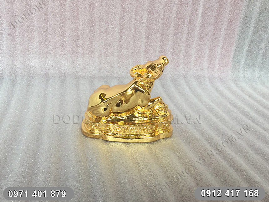 Trâu phong thủy Mạ Vàng góc nhìn bên Trâu phong thủy Mạ Vàng