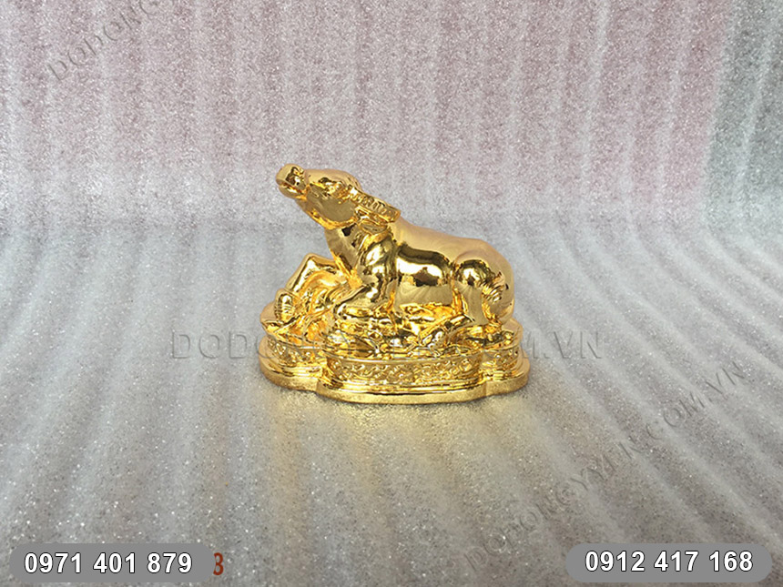 Tượng Trâu Mạ Vàng góc nhìn ngang Tượng Trâu Mạ Vàng