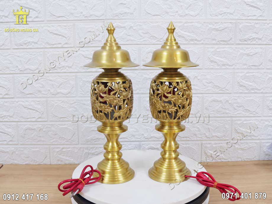 Đôi đèn thờ hình quả dứa được chế tác hoàn toàn bằng nguyên liệu đồng vàng