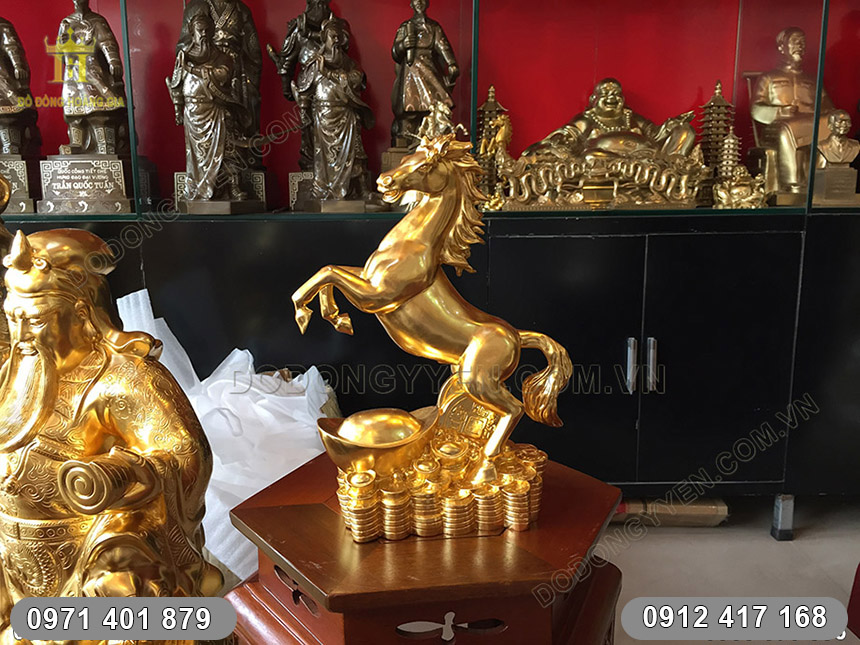 tượng ngựa dát vàng