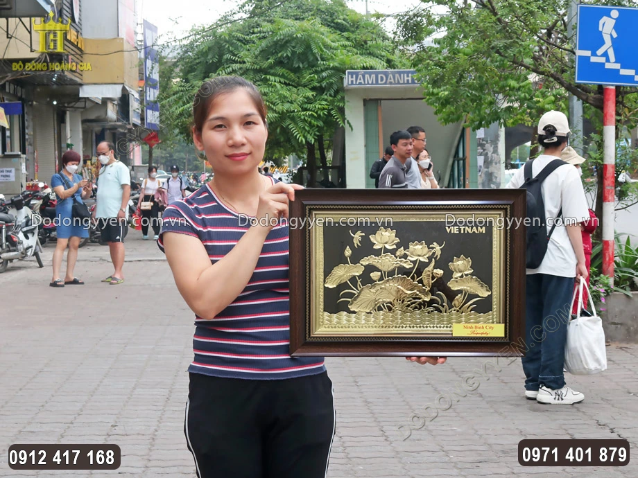 Bức Tranh Hoa Sen Bằng Đồng V&agrave;ng