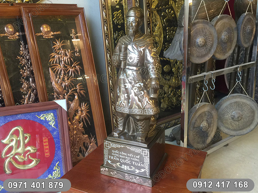 Tượng Trần Hưng Đạo g&oacute;c nh&igrave;n nghi&ecirc;ng