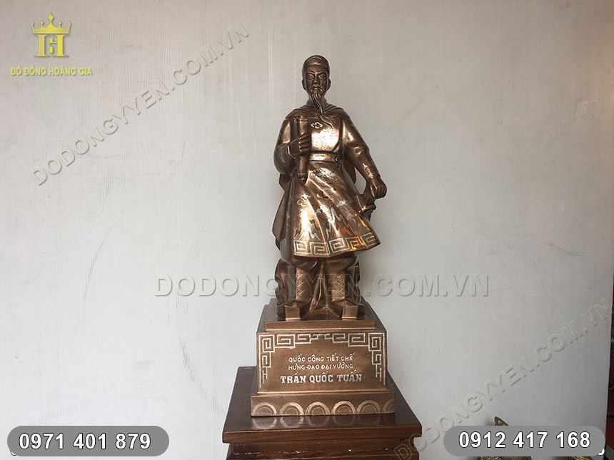 tượng trần hưng đạo qu&eacute;t m&agrave;u