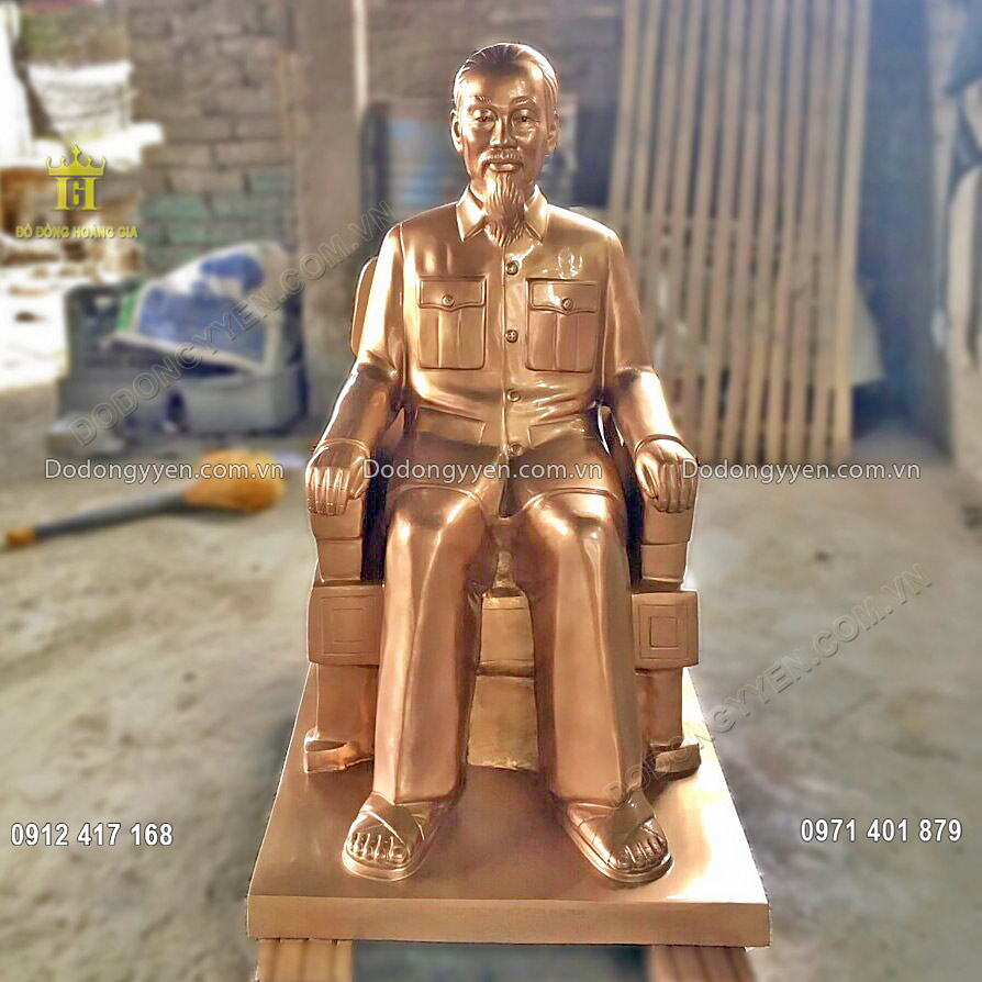 Pho tượng Bác Hồ ngồi ngai được đúc bởi nghệ nhân của Hoàng Gia
