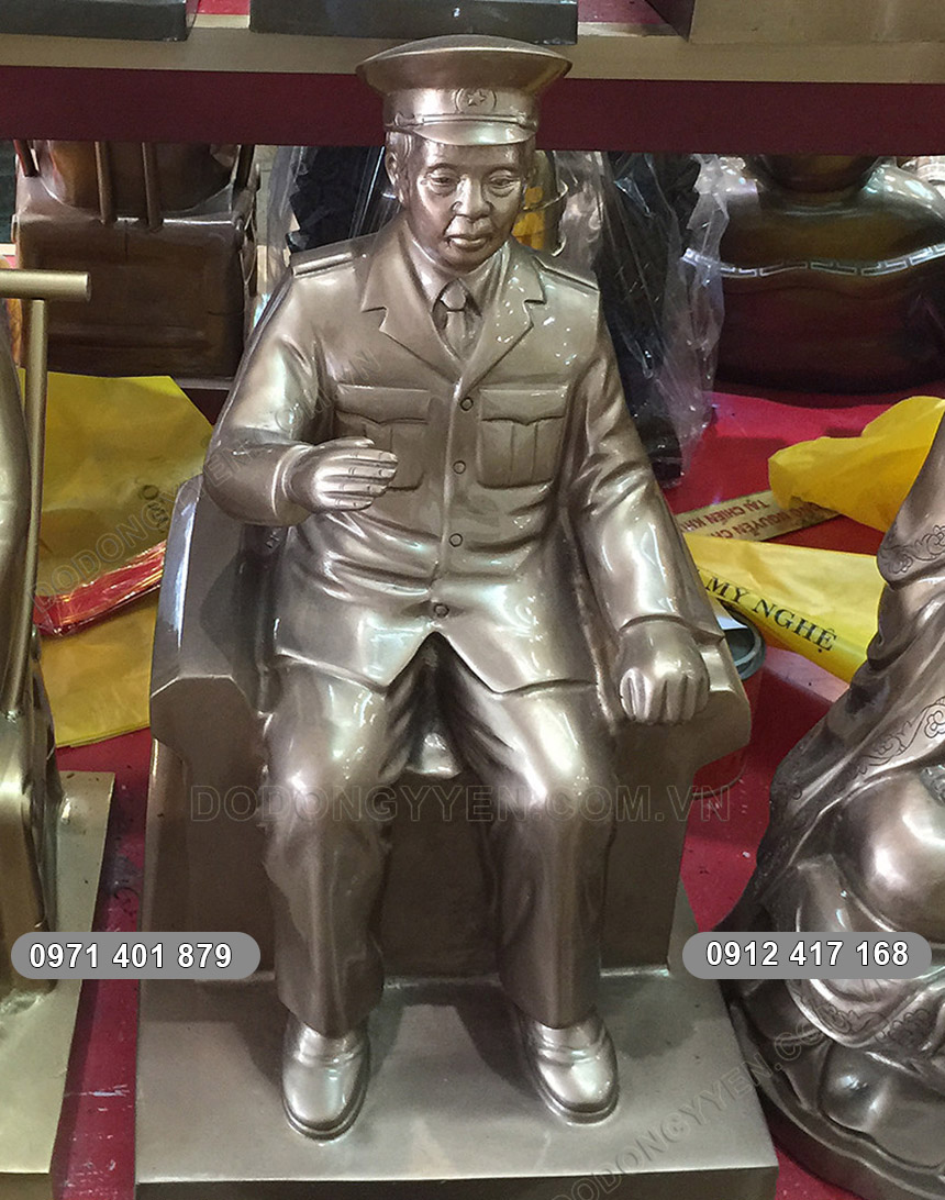 tượng đồng Đại tướng Võ Nguyên Giáp ngồi ghế