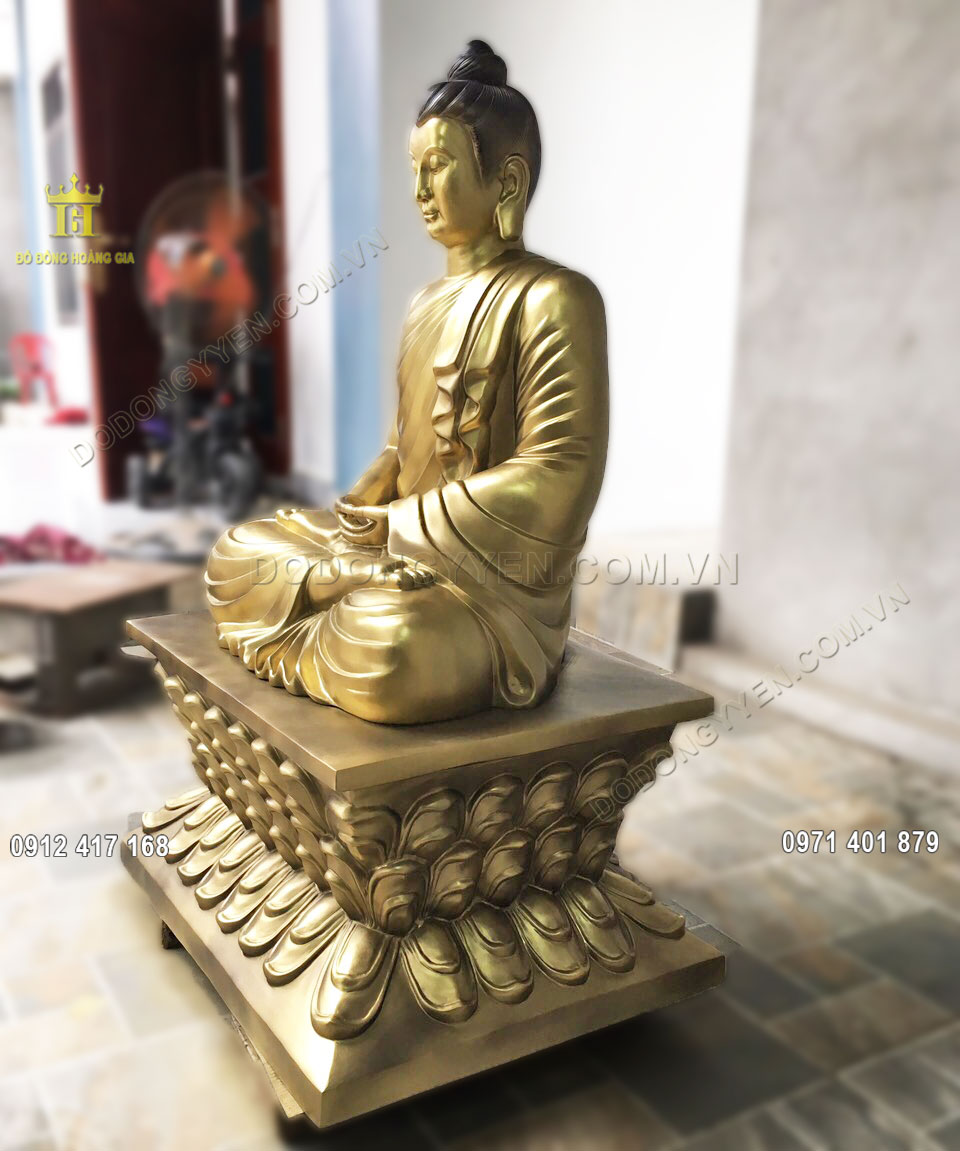 Tượng Phật bằng đồng phủ m&agrave;u nhũ được nghệ nh&acirc;n giỏi tại Ho&agrave;ng Gia chế t&aacute;c