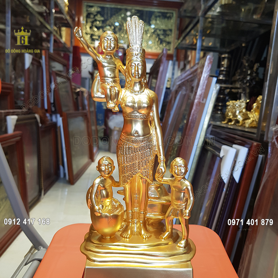 Gương mặt vô cùng hiền từ của mẹ Âu Cơ được đôi bàn tay tài hoa của các nghệ nhân chạm khắc tỉ mỉ
