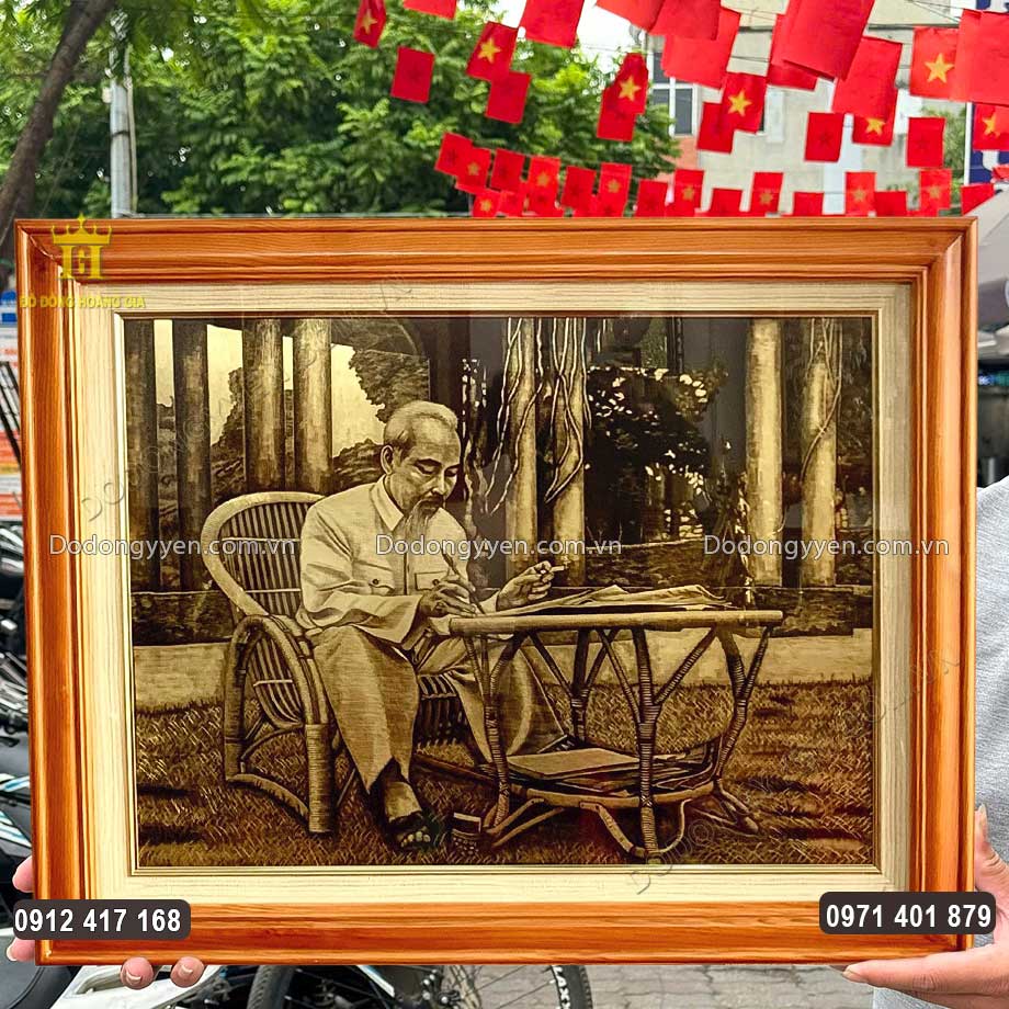 Tranh Đồng Bác Hồ Ngồi Viết Báo Vẽ Xước