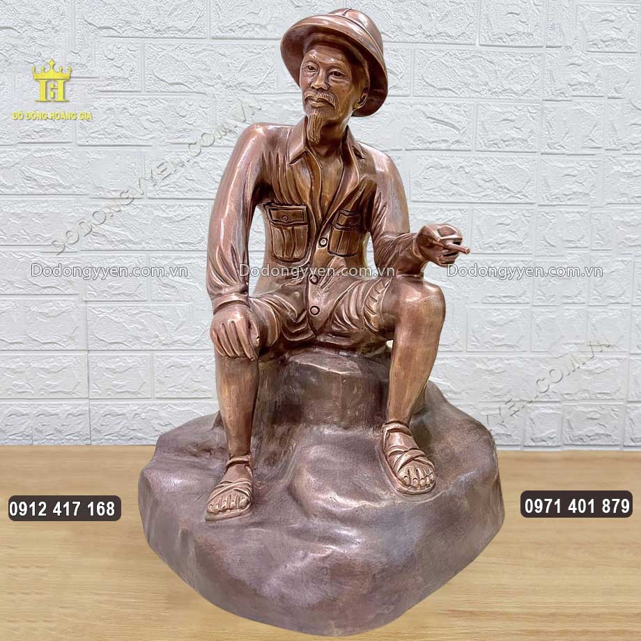 Tượng Bác Hồ Ngồi Ghế Đá Tay Cầm Điếu Thuốc Bằng Đồng Đỏ