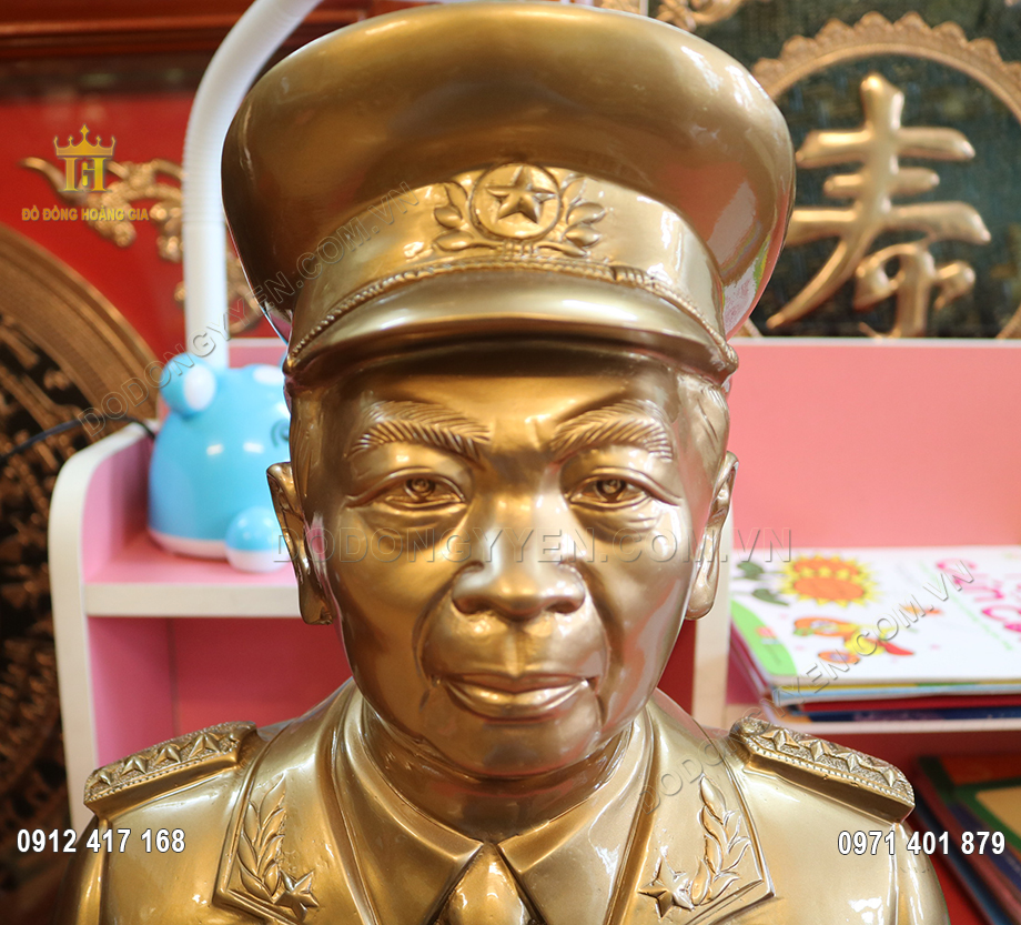 Gương mặt nghi&ecirc;m t&uacute;c với đ&ocirc;i mắt tinh anh, s&aacute;ng suốt thể hiện t&agrave;i cầm qu&acirc;n, t&acirc;m nh&igrave;n chiến lược s&aacute;ng suốt của Đại Tướng được c&aacute;c nghệ nh&acirc;n tại l&agrave;ng nghề đồng &Yacute; Y&ecirc;n - Nam Định khắc họa một c&aacute;ch tỉ mỉ v&agrave; sắc n&eacute;t