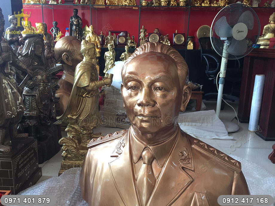 tượng đại tướng v&otilde; nguy&ecirc;n gi&aacute;p