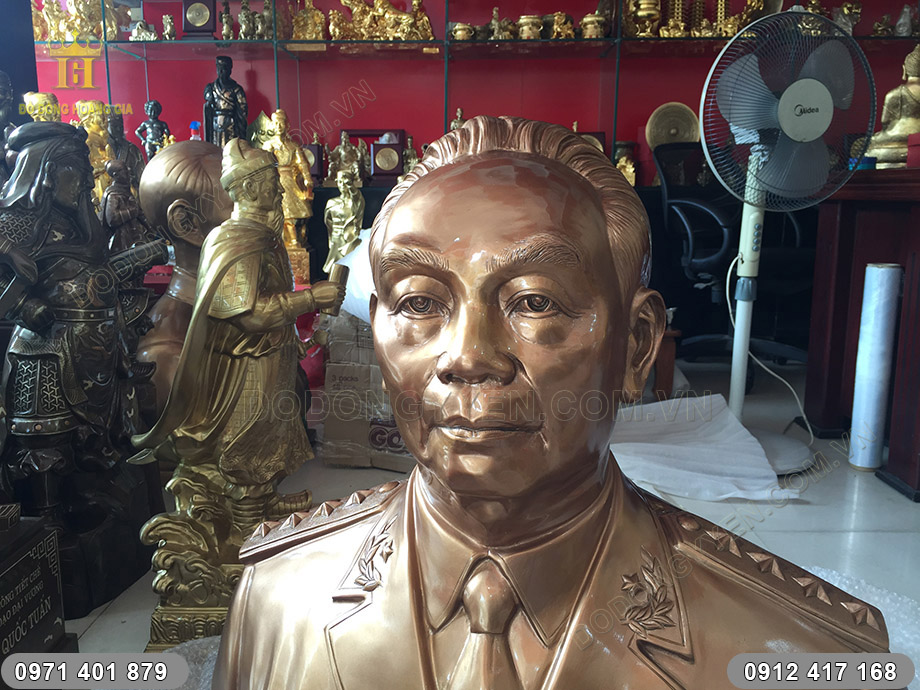 tượng đại tướng v&otilde; nguy&ecirc;n gi&aacute;p