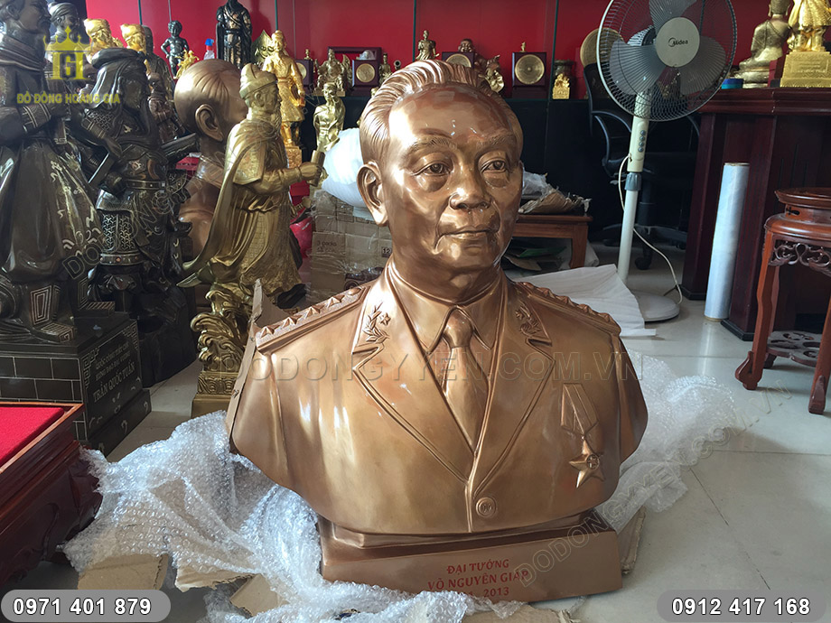 tượng đại tướng v&otilde; nguy&ecirc;n gi&aacute;p