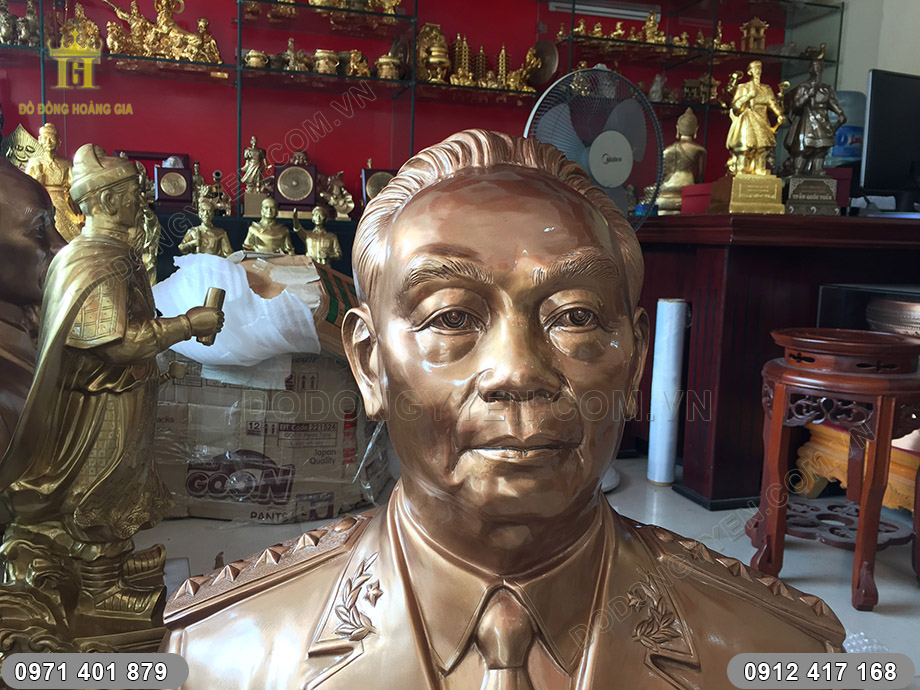 tượng đại tướng v&otilde; nguy&ecirc;n gi&aacute;p