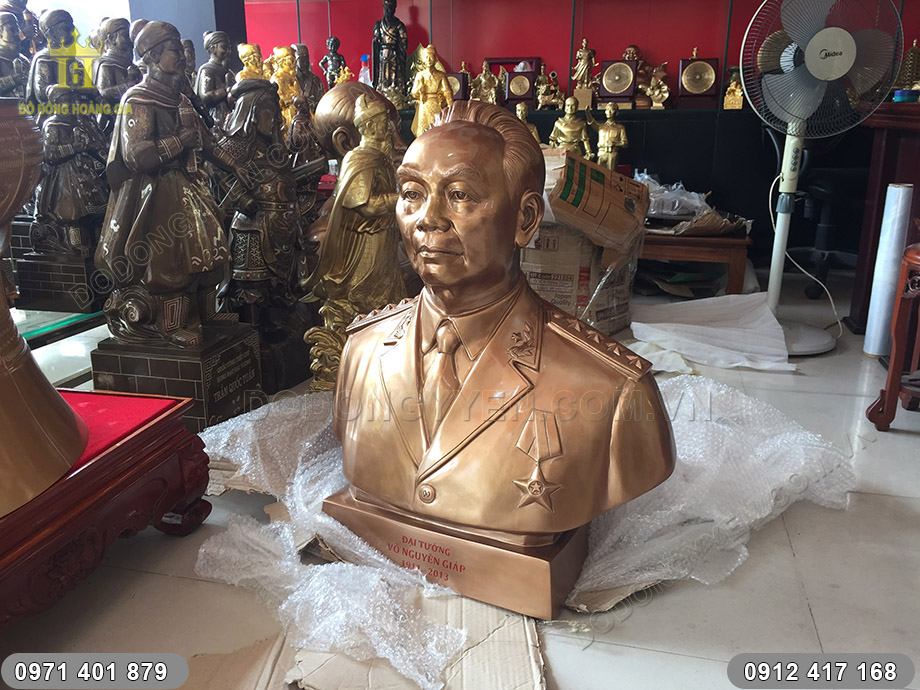 tượng đại tướng v&otilde; nguy&ecirc;n gi&aacute;p
