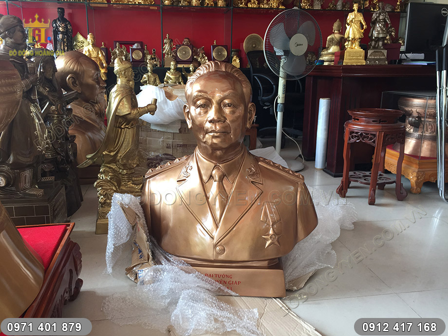 tượng đại tướng v&otilde; nguy&ecirc;n gi&aacute;p