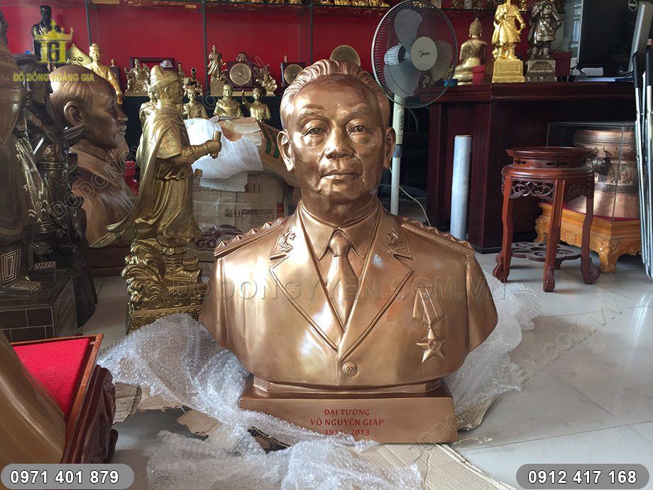 tượng đại tướng v&otilde; nguy&ecirc;n gi&aacute;p