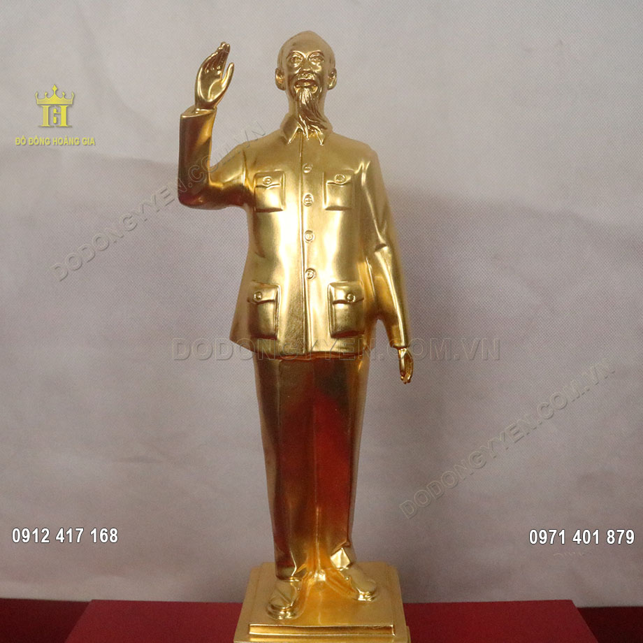 Thần th&aacute;i uy nghi&ecirc;m m&agrave; ung dung của B&aacute;c được c&aacute;c nghệ nh&acirc;n chạm th&uacute;c v&ocirc; c&ugrave;ng tỉ mỉ v&agrave; sắc n&eacute;t