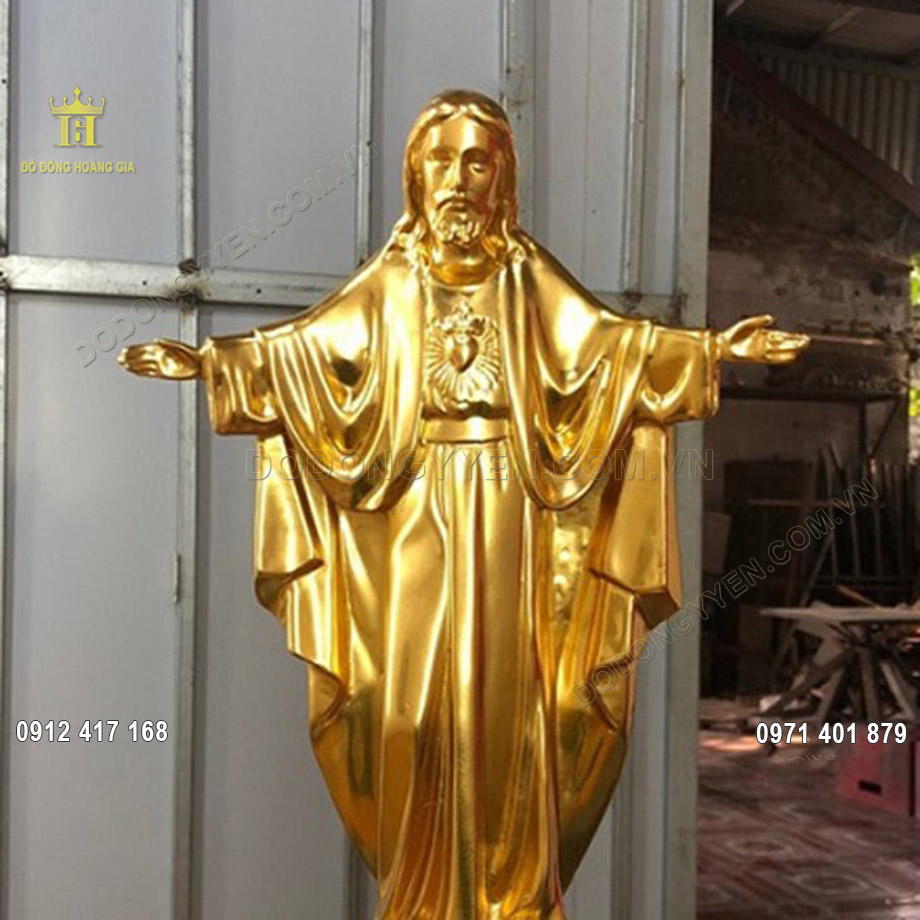 Cử chỉ dang rộng tay của Đức Ch&uacute;a cho thấy ng&agrave;i lu&ocirc;n sẵn l&ograve;ng che chở, v&agrave; đ&ugrave;m bọc cho con người