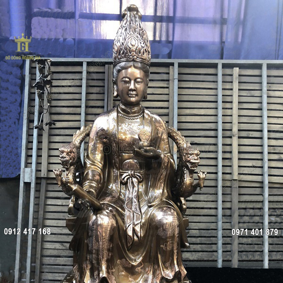 Gương mặt hiền từ với đôi mắt nhìn xuống chúng sinh được chạm khắc vô cùng tỉ mỉ bởi các nghệ nhân