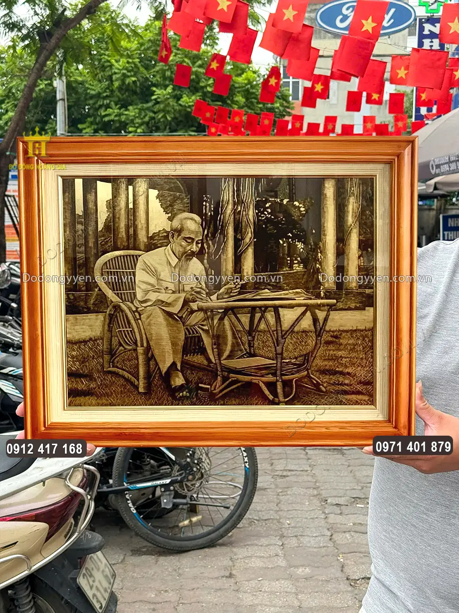 Tranh Đồng B&aacute;c Hồ Ngồi Viết B&aacute;o Vẽ Xước