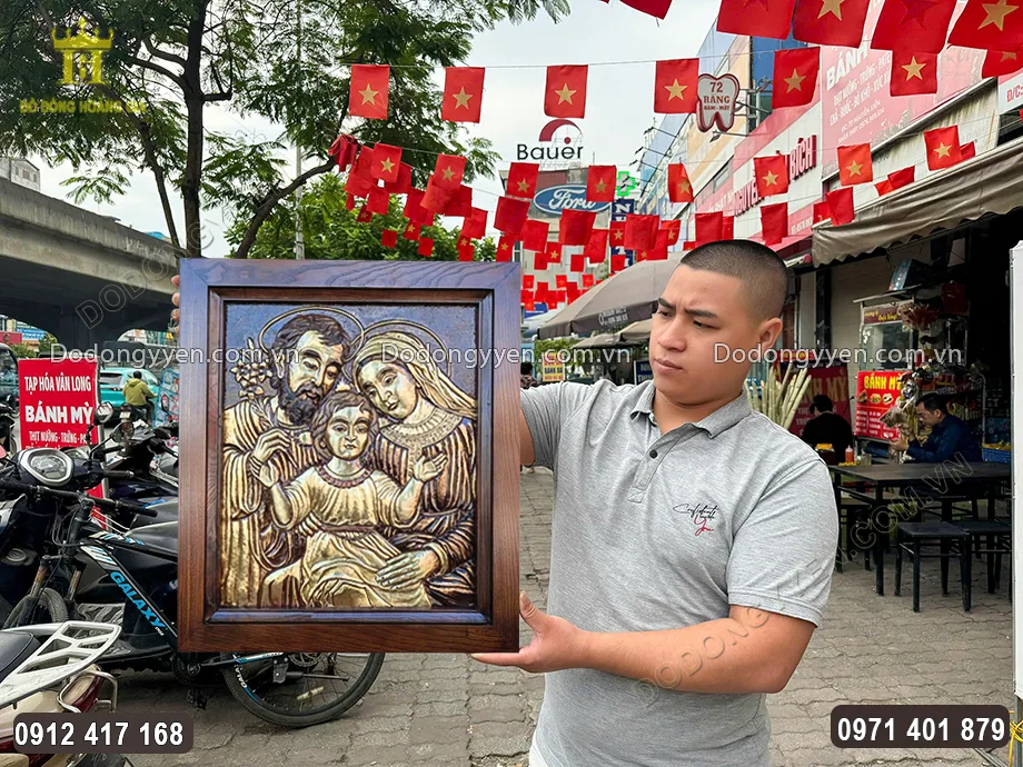 Tranh Đồng C&ocirc;ng Gi&aacute;o Gia Đ&igrave;nh Th&aacute;nh Gia Hun Giả Cổ