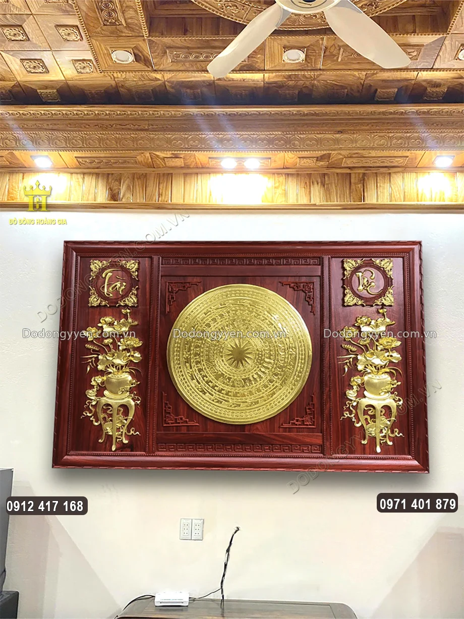 Tranh mặt trống tại kh&ocirc;ng gian ph&ograve;ng kh&aacute;ch nh&agrave; gia chủ