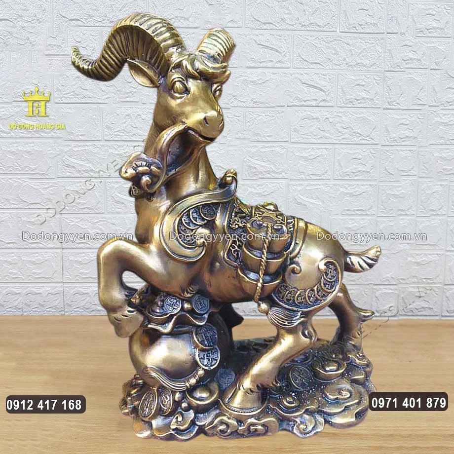 Tượng D&ecirc; Đứng Tr&ecirc;n Hũ V&agrave;ng Ngậm Gậy Như &Yacute; Bằng Đồng