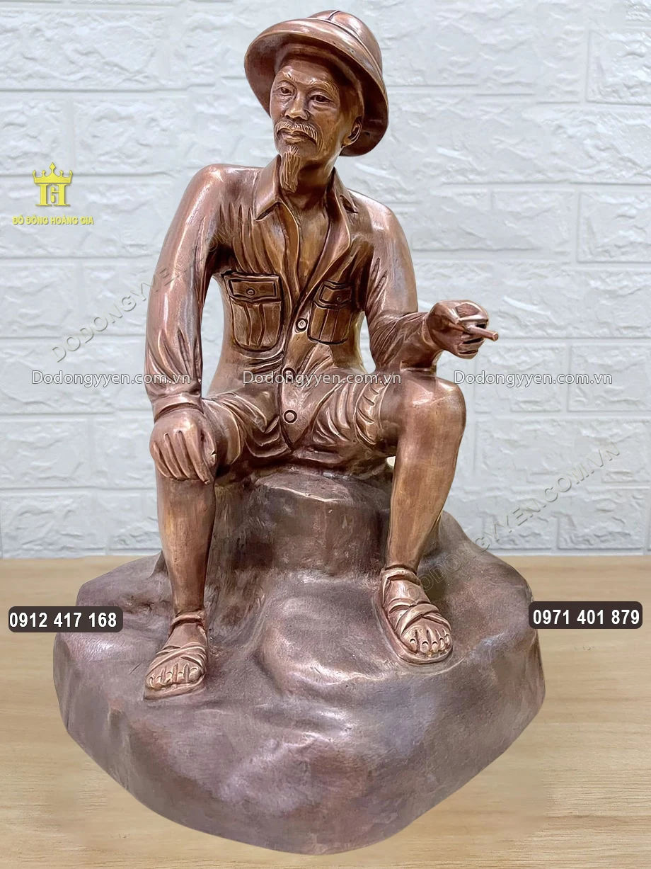 Tượng B&aacute;c Hồ Ngồi Ghế Đ&aacute; Tay Cầm Điếu Thuốc Bằng Đồng Đỏ